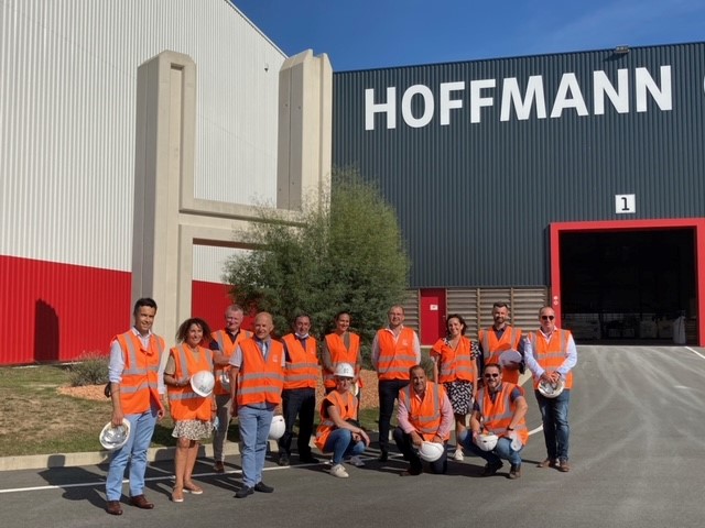 equipe la compagnie du logement en visite a hoffmann ciment vert