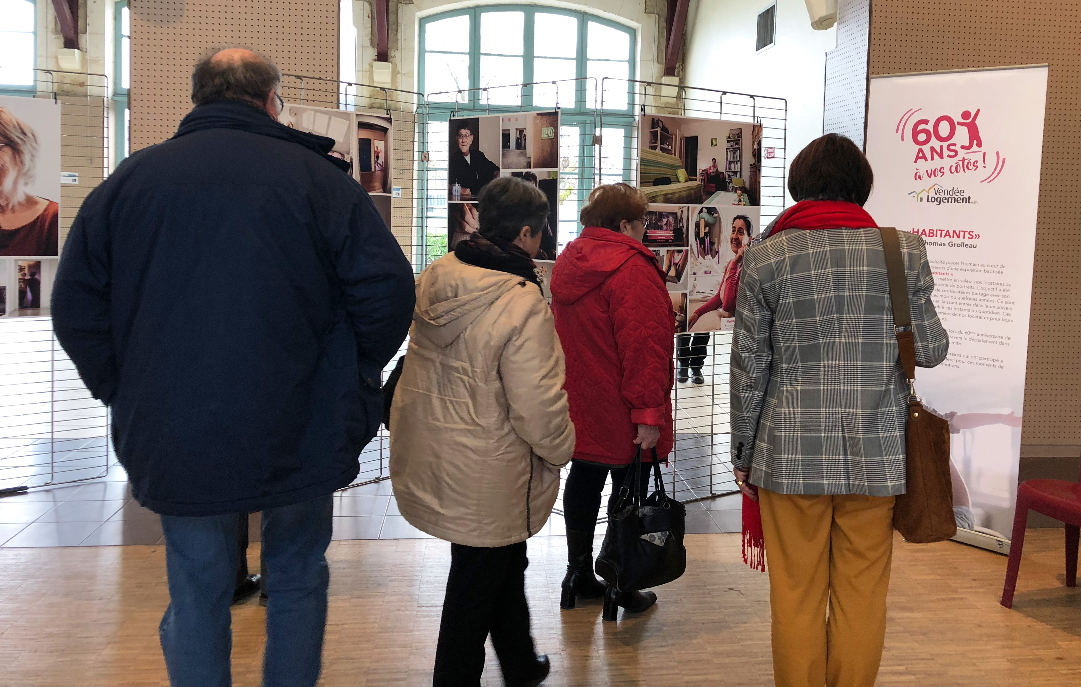Les locataires de Fontenay-le-Comte découvrent l’exposition « Habitants »