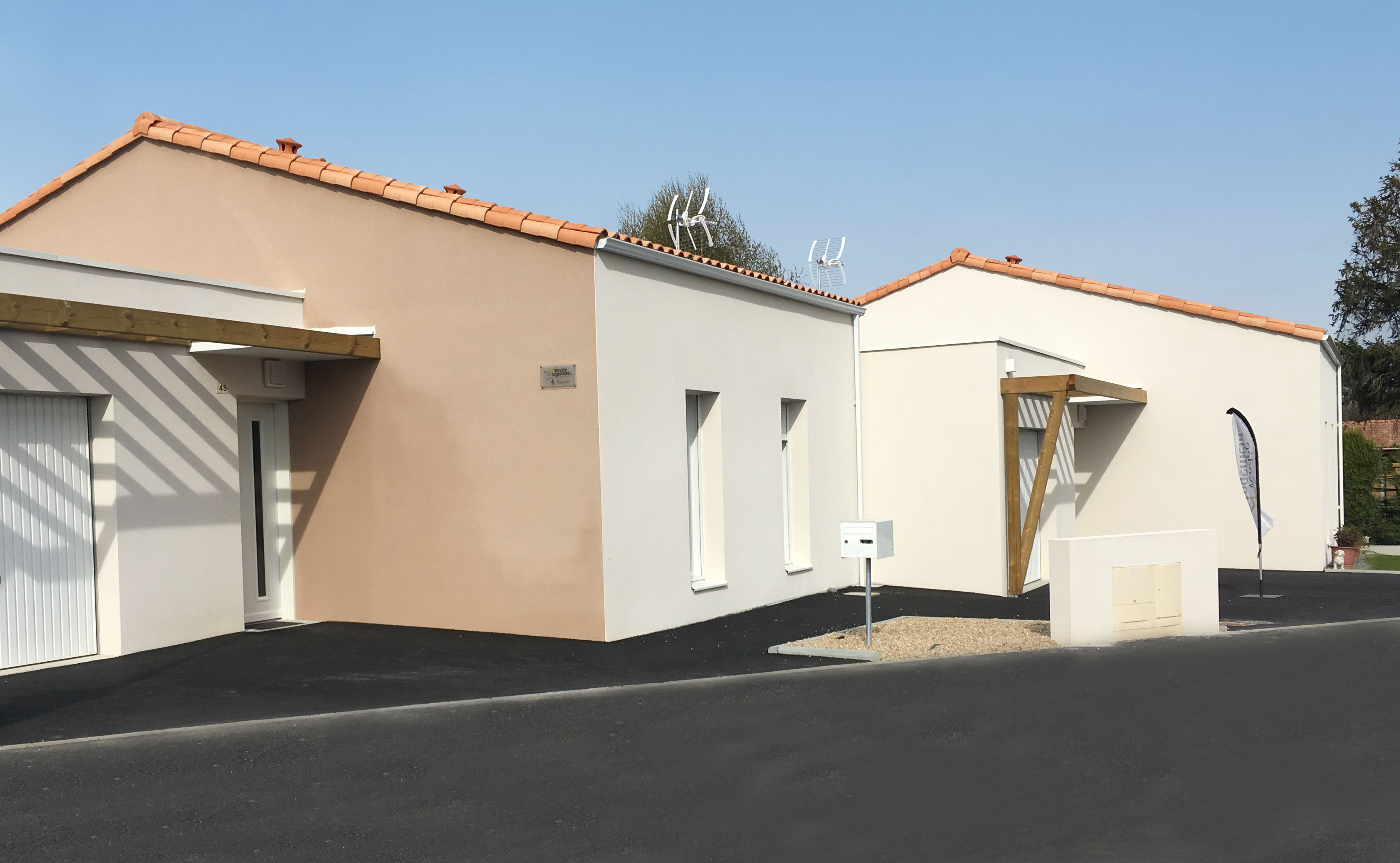 Lundi 15 avril 2019, Vendée Logement esh a inauguré 4 nouveaux locatifs sociaux construits Rue Pointe à Pitre à la Bruffière en présence de M. André BOUDAUD, Maire de la Bruffière, Mme Cécile BARREAU, Conseillère Départementale et M. Damien MARTINEAU, directeur général de la Compagnie du logement. Situé au cœur du lotissement, ce projet immobilier est composé d’un T2, de deux T3 et d’un T4. Bâties sur un terrain de 937 m², gracieusement cédé par la Mairie de la Bruffière, ces maisons de plain-pied se situent à quelques minutes à pied du centre-bourg et de ses commerces de proximité (banques, écoles, restaurants…).  D’une surface habitable allant de 51 m² à 81 m², les maisons sont louées entre 329€ et 442€ par mois. Chauffés au gaz et accessibles aux personnes à mobilité réduite, les logements bénéficient également d’un garage. Présent sur la commune depuis 1996, Vendée logement esh a construit une dizaine de logements sociaux à la Bruffière. Total de l’investissement : 514 643€ (sans le terrain) Architecte : ORIGAMI, 69 Place du Champ de Foire – Montaigu.