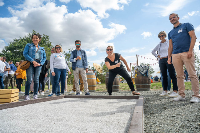 Collaborateurs jouant à la pétanque