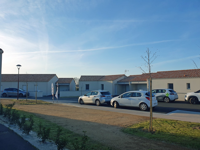 Place centrale entre les maisons à Palluau Vendée Logement